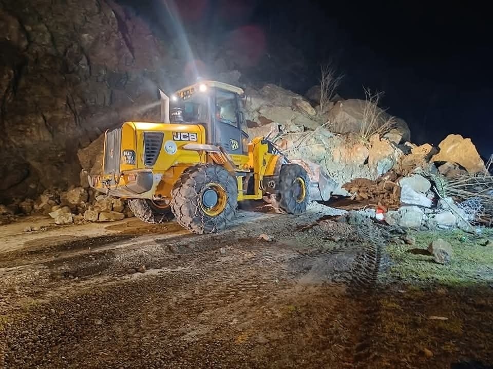 Heyelan Sonrası Kontrollü Ulaşım Başladı heyelan yolu ulasima acildi