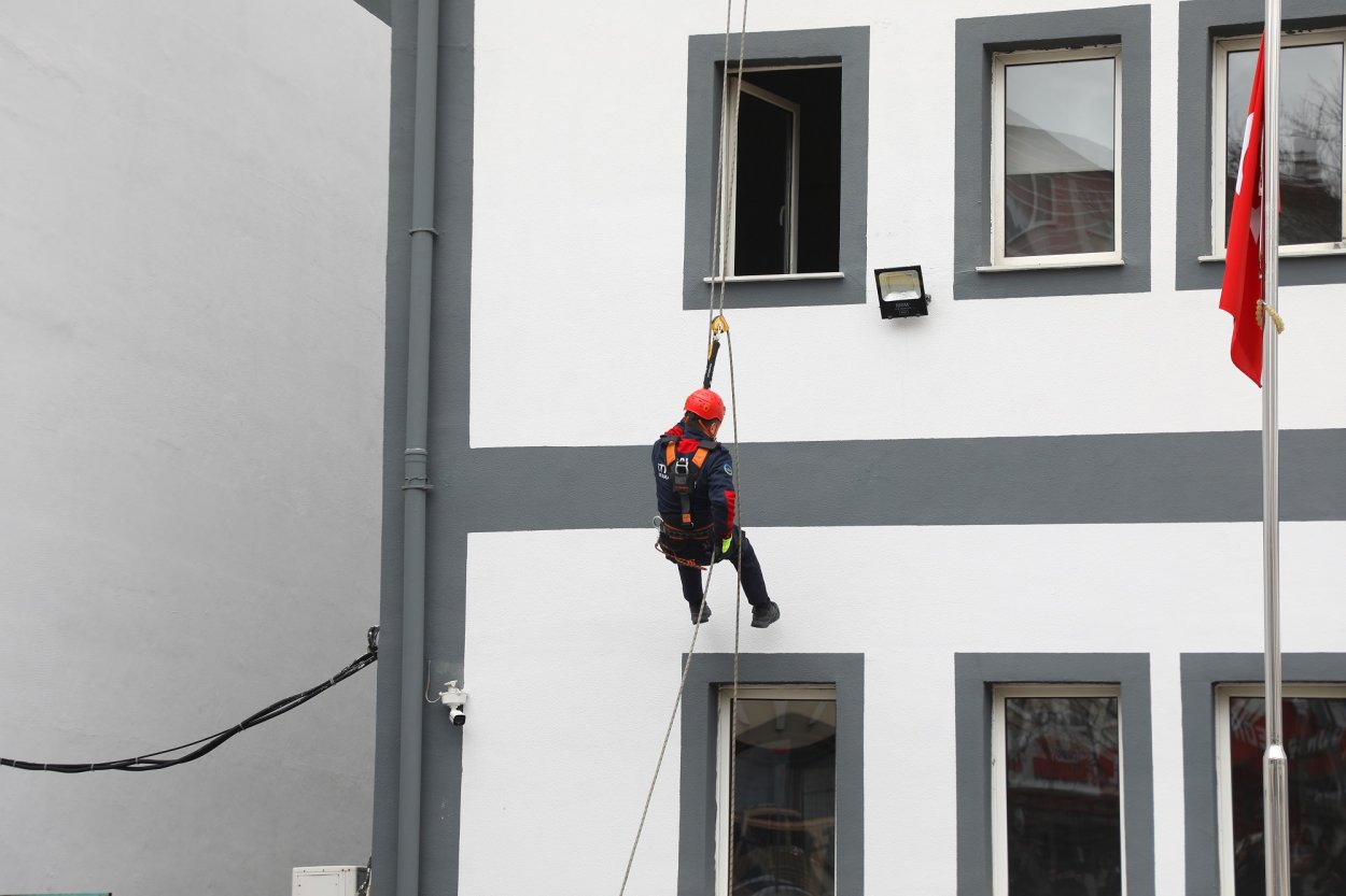 itfaiyeden gercegi aratmayan tatbikat 8302
