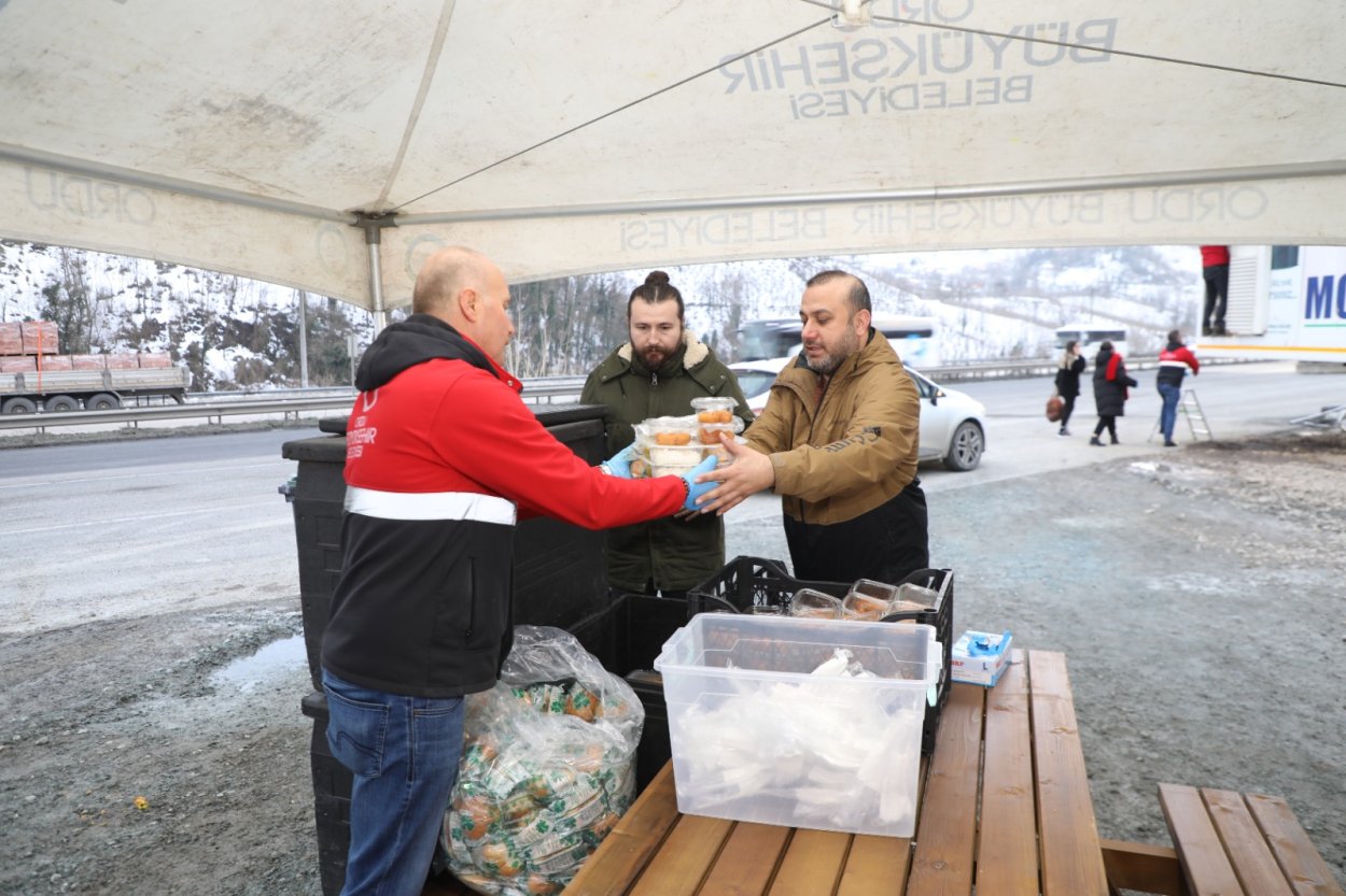 karadeniz sahil yolunda iftar saati bereketi 9255