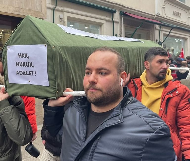 Hak, Hukuk, Adalet" ve "Demokrasi Kazanacak" sloganları atıldı.