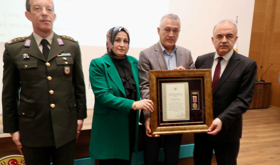 Vali Erol, Şehit Aileleri ve Gazilere Devlet Övünç Madalyası Takdim