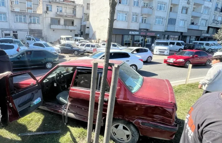 Tır Kontrolden Çıktı, 2 Kişi Yaralandı