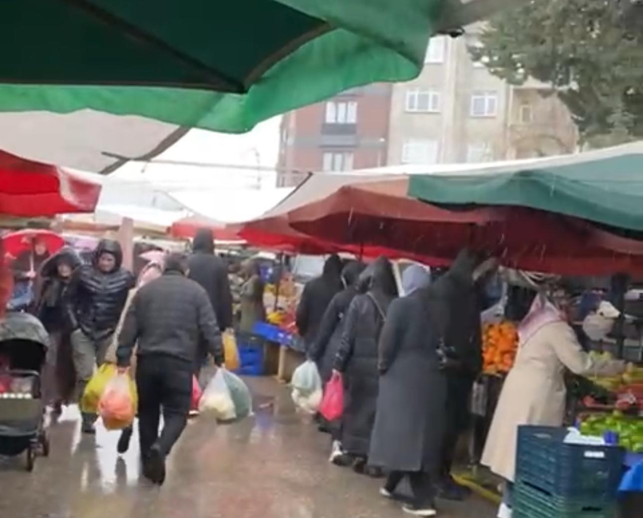 Ünye Çarşamba Pazarı'nda Soğuk Hava ve Yağmur Etkili Oldu unye carsamba pazari