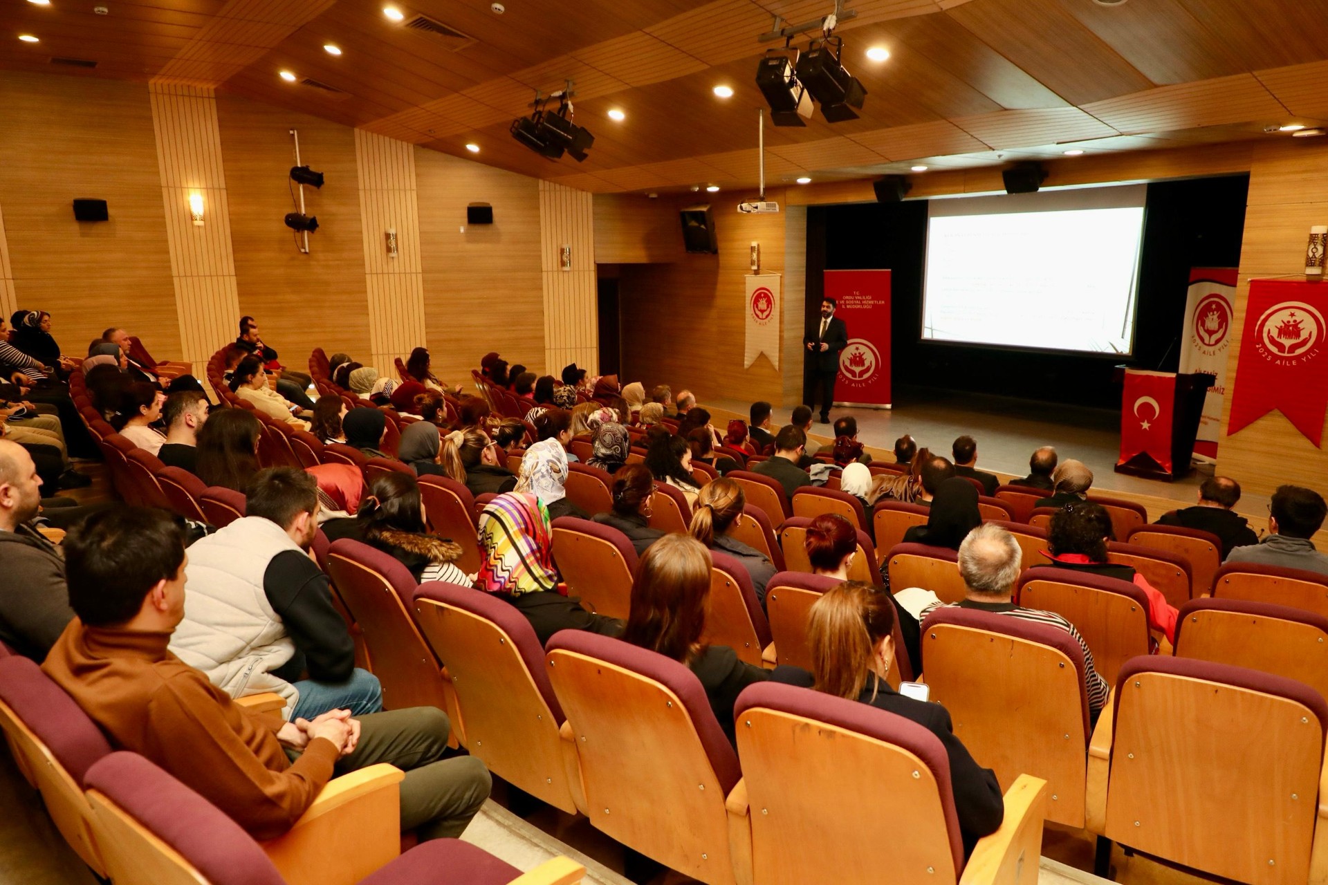 Vali Erol, “Aile Yılı” Kapsamında Düzenlenen Söyleşi Programına Katıldı vali erol aile yili kapsami.jpg2