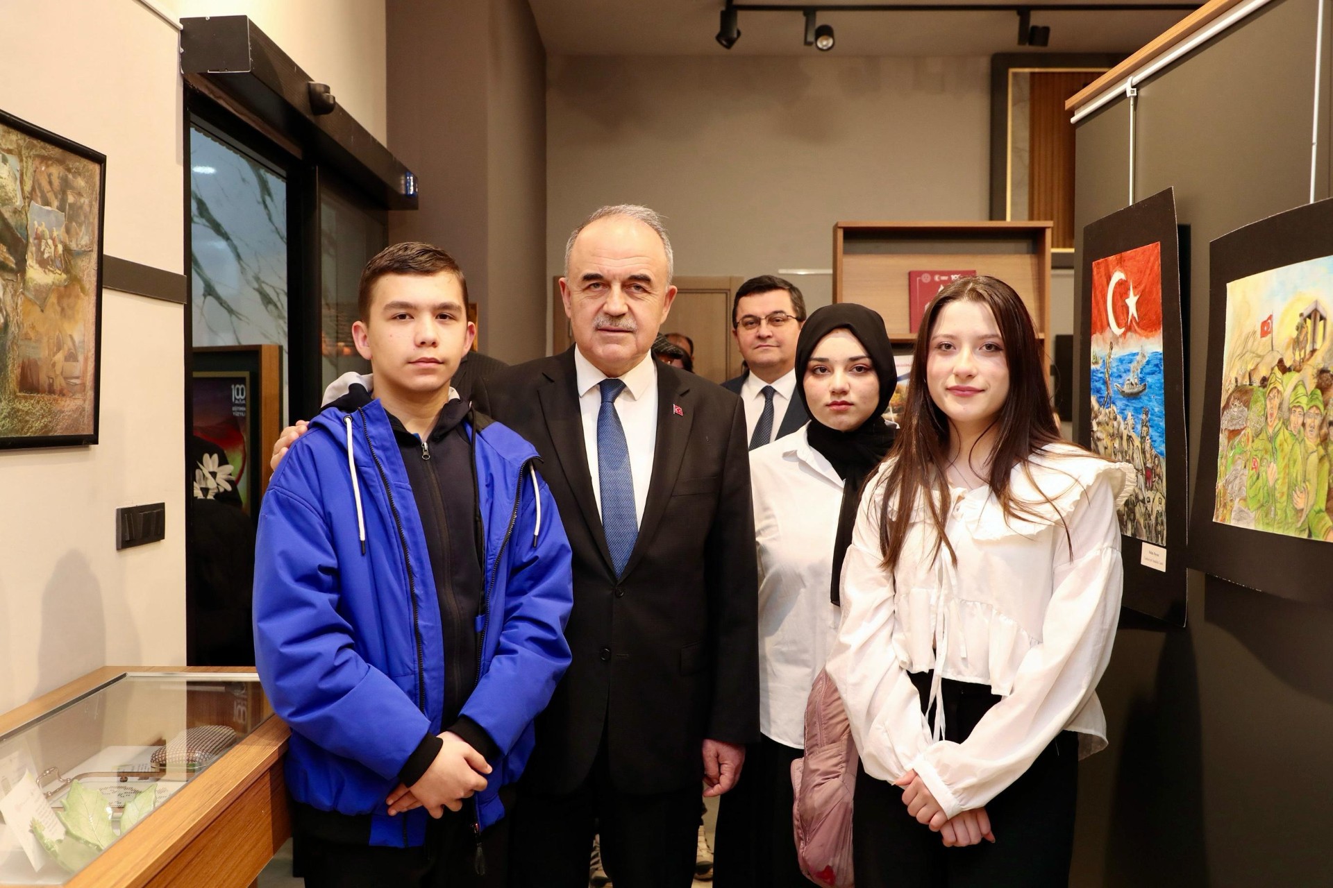 Vali Erol, “Destanın İki Yankısı” Adlı Resim Sergisinin Açılışını Yaptı vali erol destanin iki yakasi sergisi.jpg3