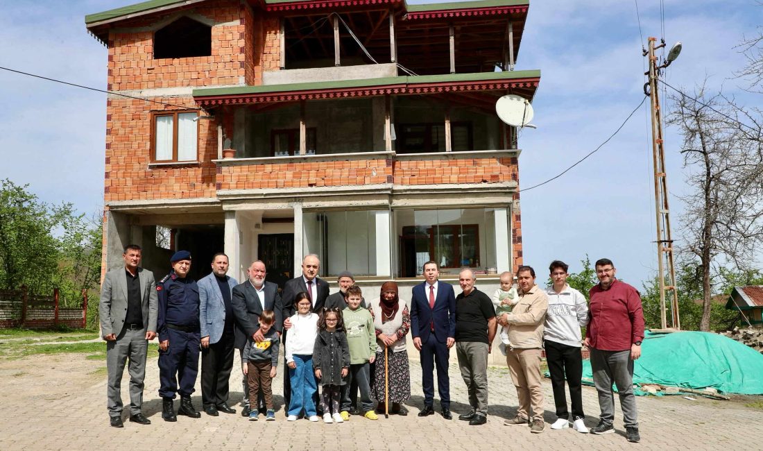 Vali Muammer Erol, 90 yaşındaki Yaşar Ateş’i evinde ziyaret etti.