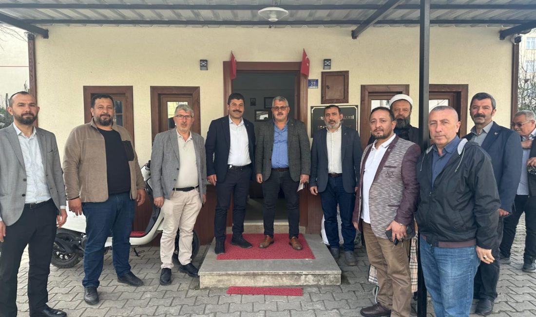 Yeniden Refah Partisi Ünye İlçe Başkanı Mehmet Üstündağ, teşkilat üyeleriyle