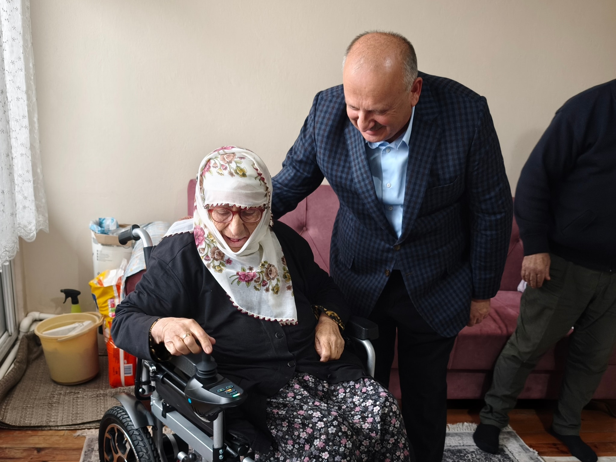 Yürüme Güçlüğü Çeken Vatandaş Akülü Sandalyesine Kavuştu YURUME GUCLUGU CEKEN VATANDAS AKULU SANDALYESINE KAVUSTU 3
