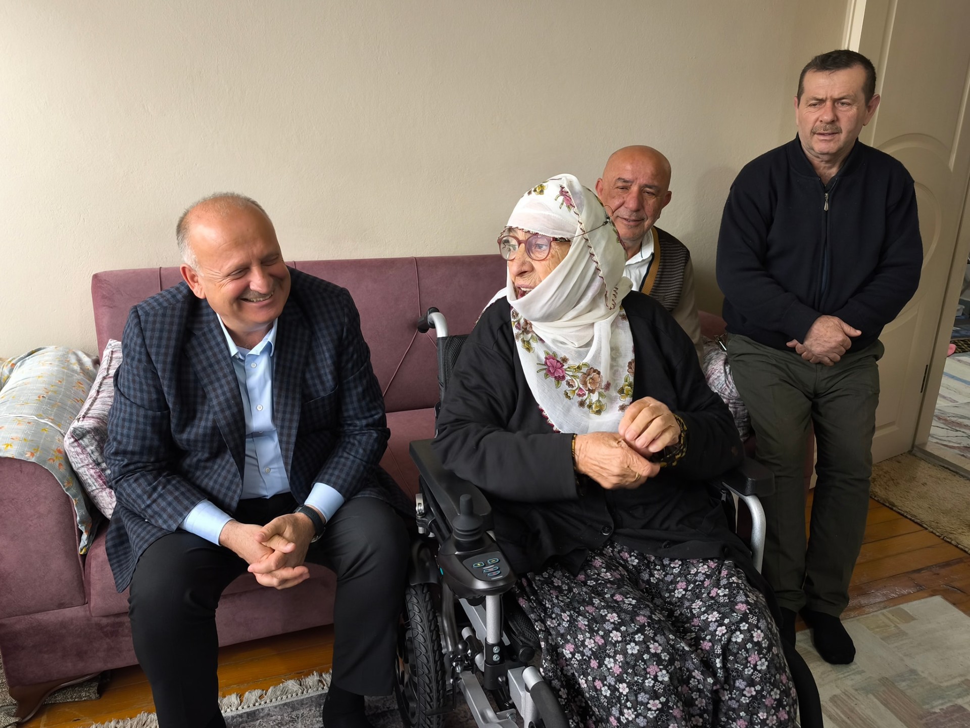 YURUME GUCLUGU CEKEN VATANDAS AKULU SANDALYESINE KAVUSTU 4