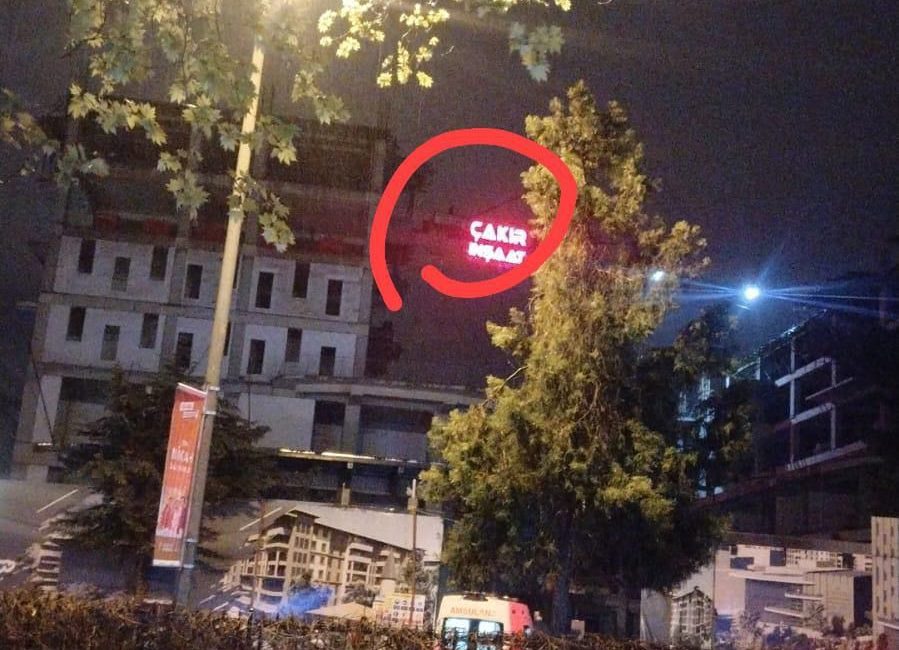Altınordu ilçesinde kule vincine çıkan kişi ekiplerin çalışması sonucu aşağı