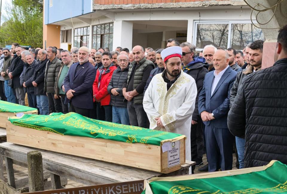 Aynı araçta can veren üç kişinin cenaze töreninde duygusal anlar