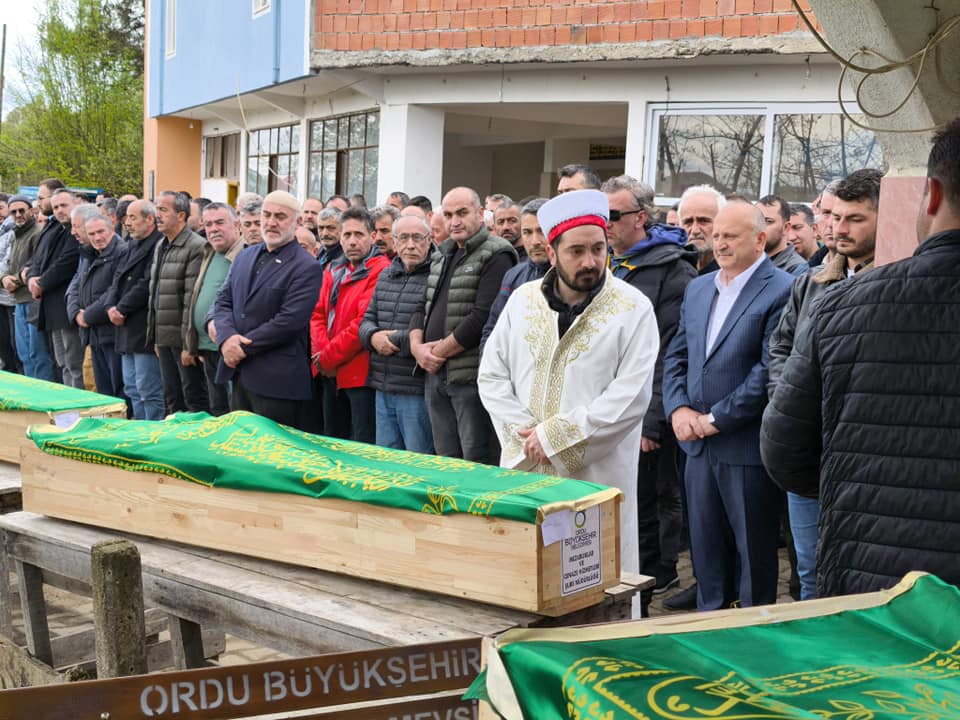 Ateş Ailesi Gözyaşlarıyla Uğurlandı ates ailesi gozyaslariyla son yolculuga ugurlandi