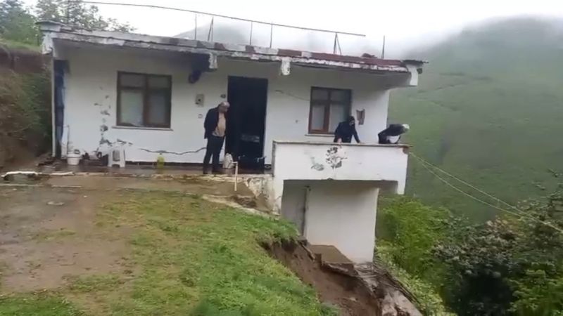 AFAD ekipleri bölgede inceleme yaptı, heyelanın etkilediği ev tahliye edilebilir