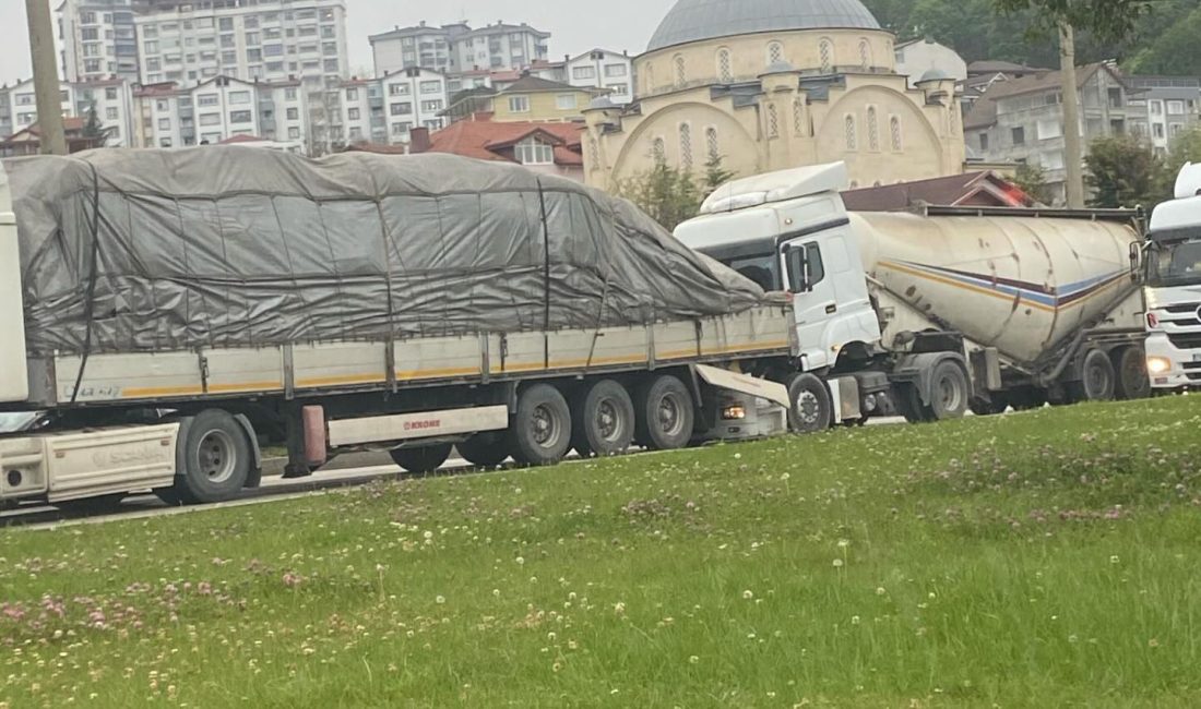 Ordu’nun Fatsa ilçesi Dolunay Mahallesi Işıklı Kavşağı’nda meydana gelen trafik