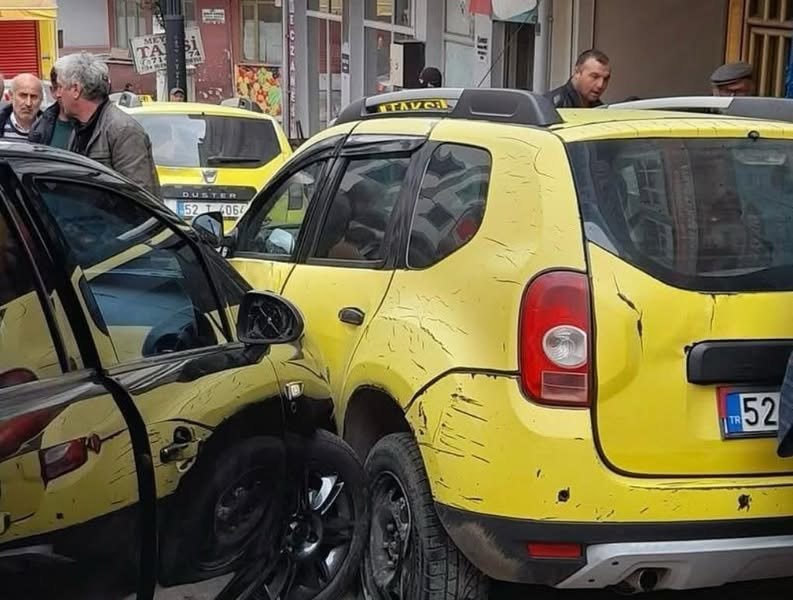 Aybastı’da Freni Boşalan Araç Park Halindeki Otomobillere Çarptı ordu da freni bosalan aarac kazasi