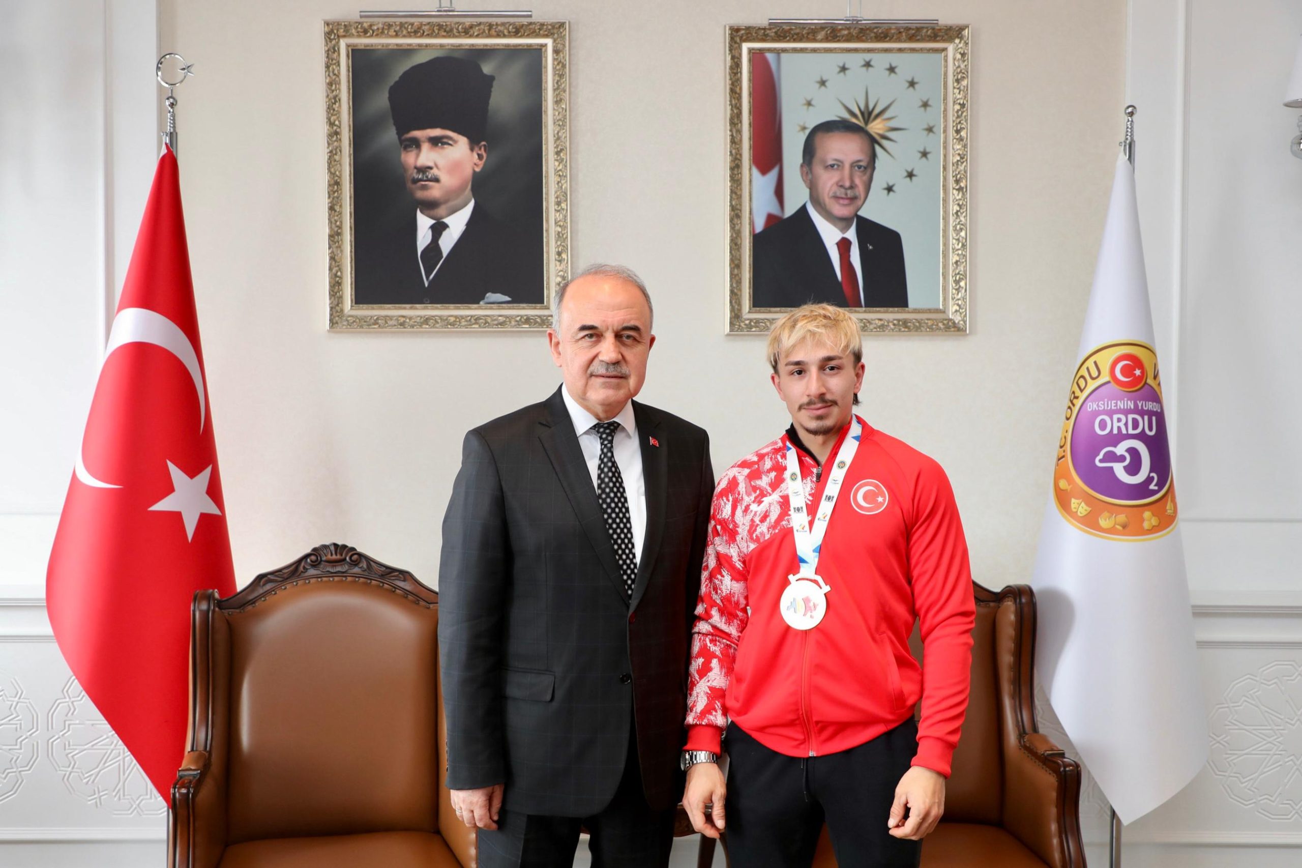 Vali Erol, Şampiyon Halterciyi Ödüllendirdi ordu valiligi 7 scaled