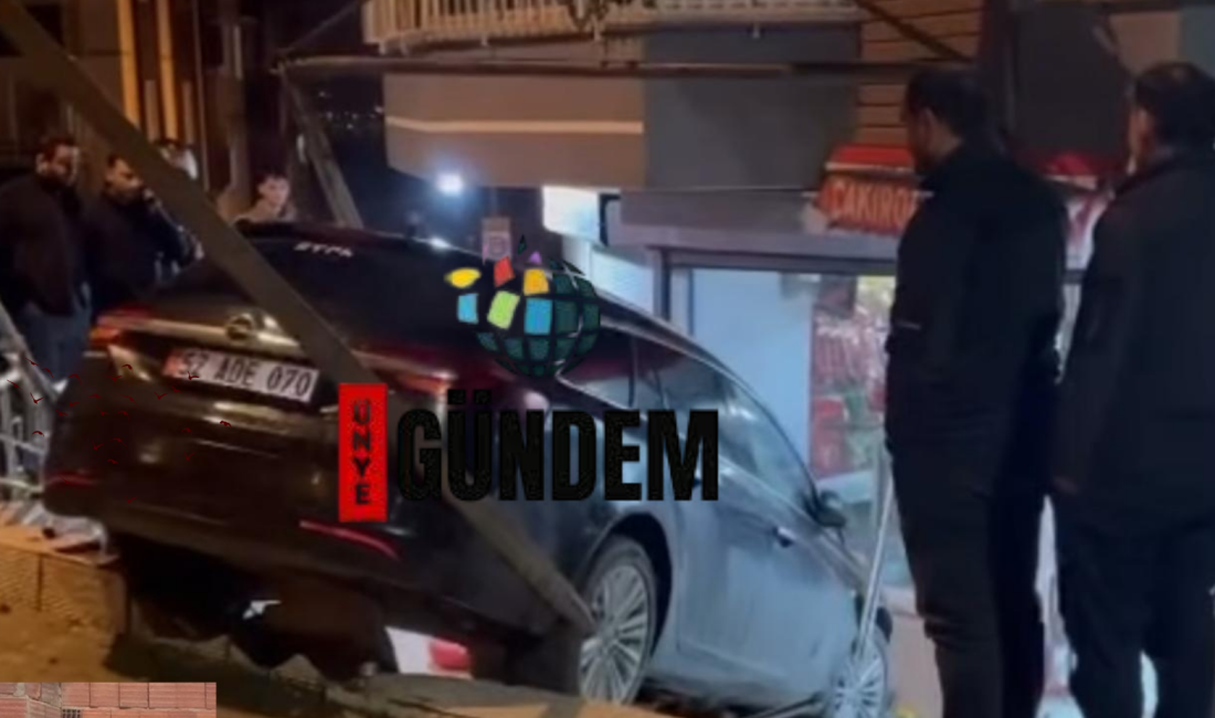 Ordu’nun Ünye ilçesinde meydana gelen trafik kazasında kontrolden çıkan otomobil