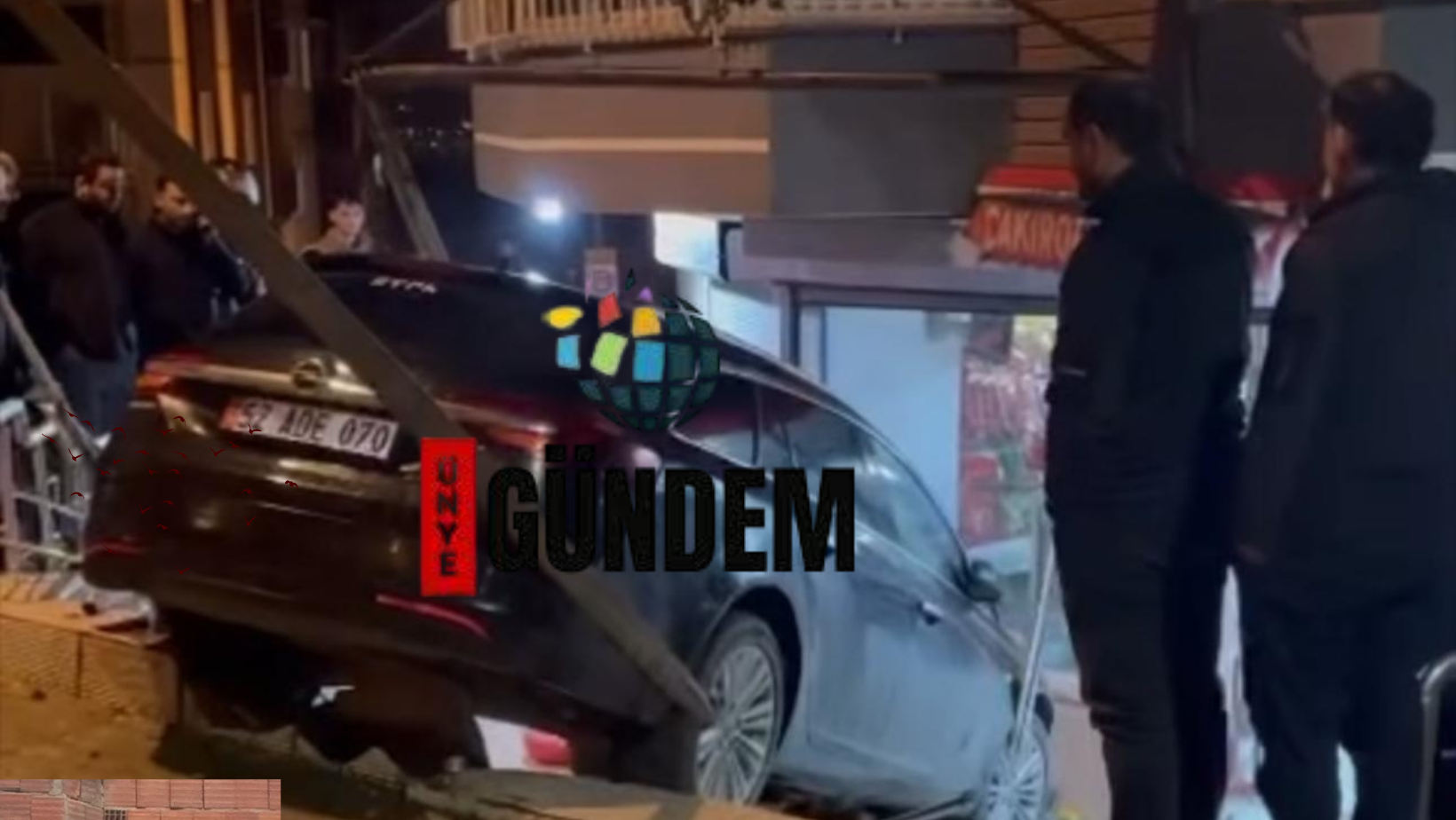 Ünye’de Kontrolden Çıkan Otomobil Markete Girdi unye trafik kazasi araba markete uctu