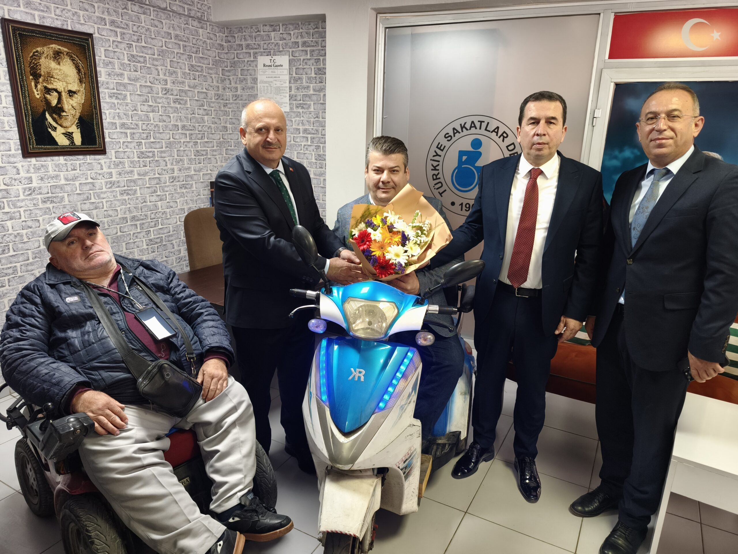 KAYMAKAM ISIK VE BASKAN TAVLIDAN ENGELLILER HAFTASI ZIYARETLERI 12 scaled 2