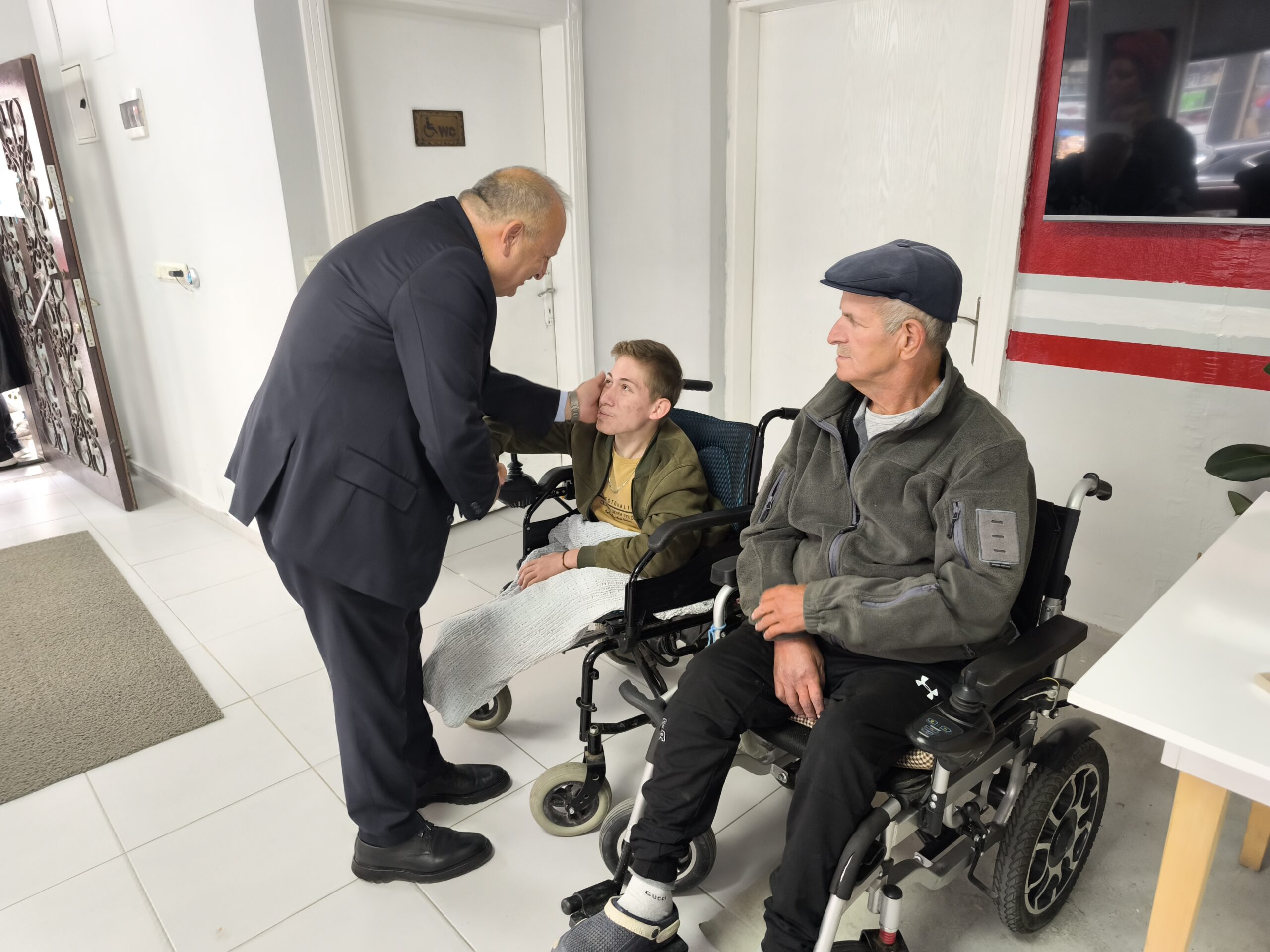 KAYMAKAM ISIK VE BASKAN TAVLIDAN ENGELLILER HAFTASI ZIYARETLERI 5 scaled 1