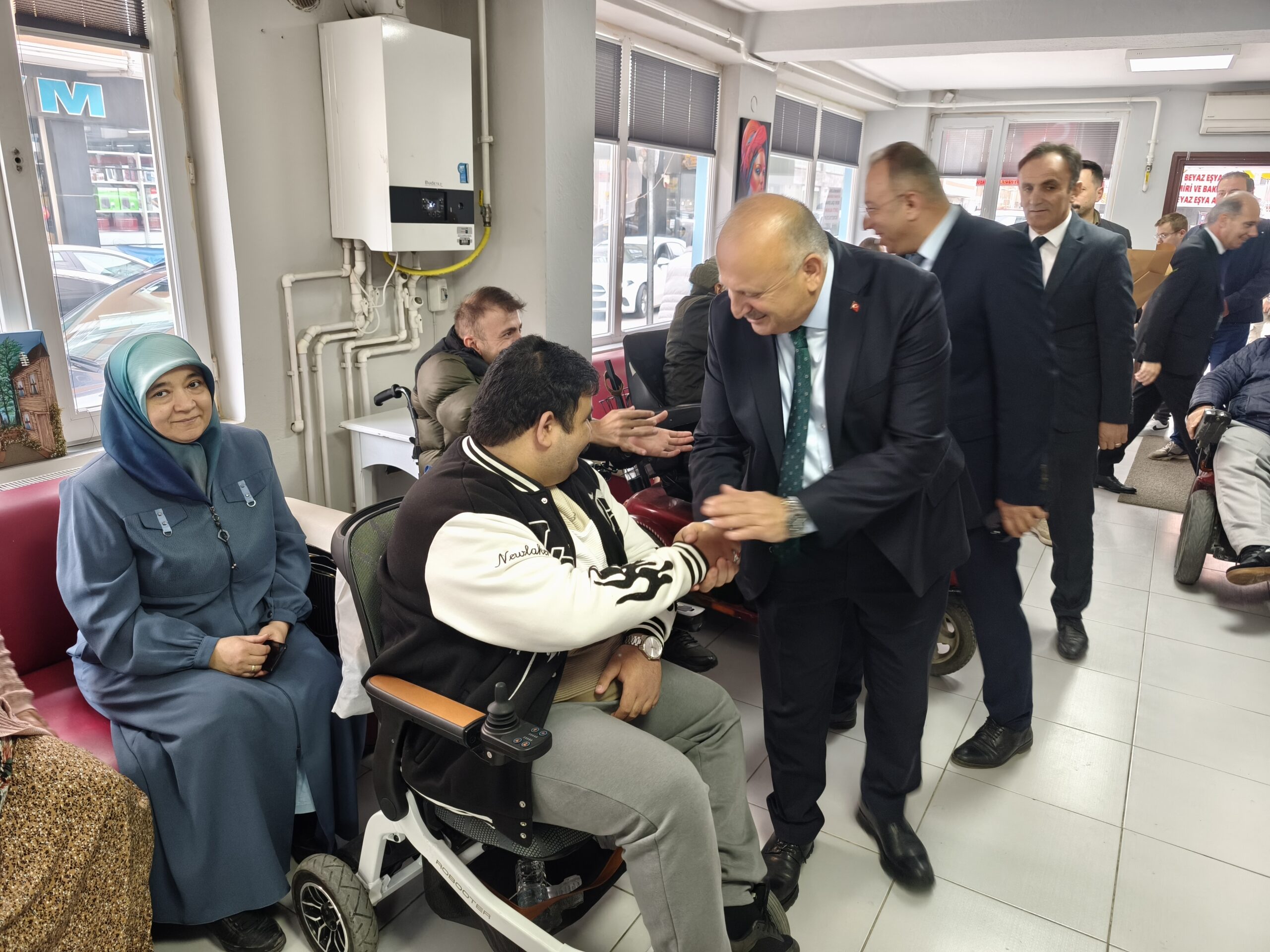 KAYMAKAM ISIK VE BASKAN TAVLIDAN ENGELLILER HAFTASI ZIYARETLERI 7 scaled 1