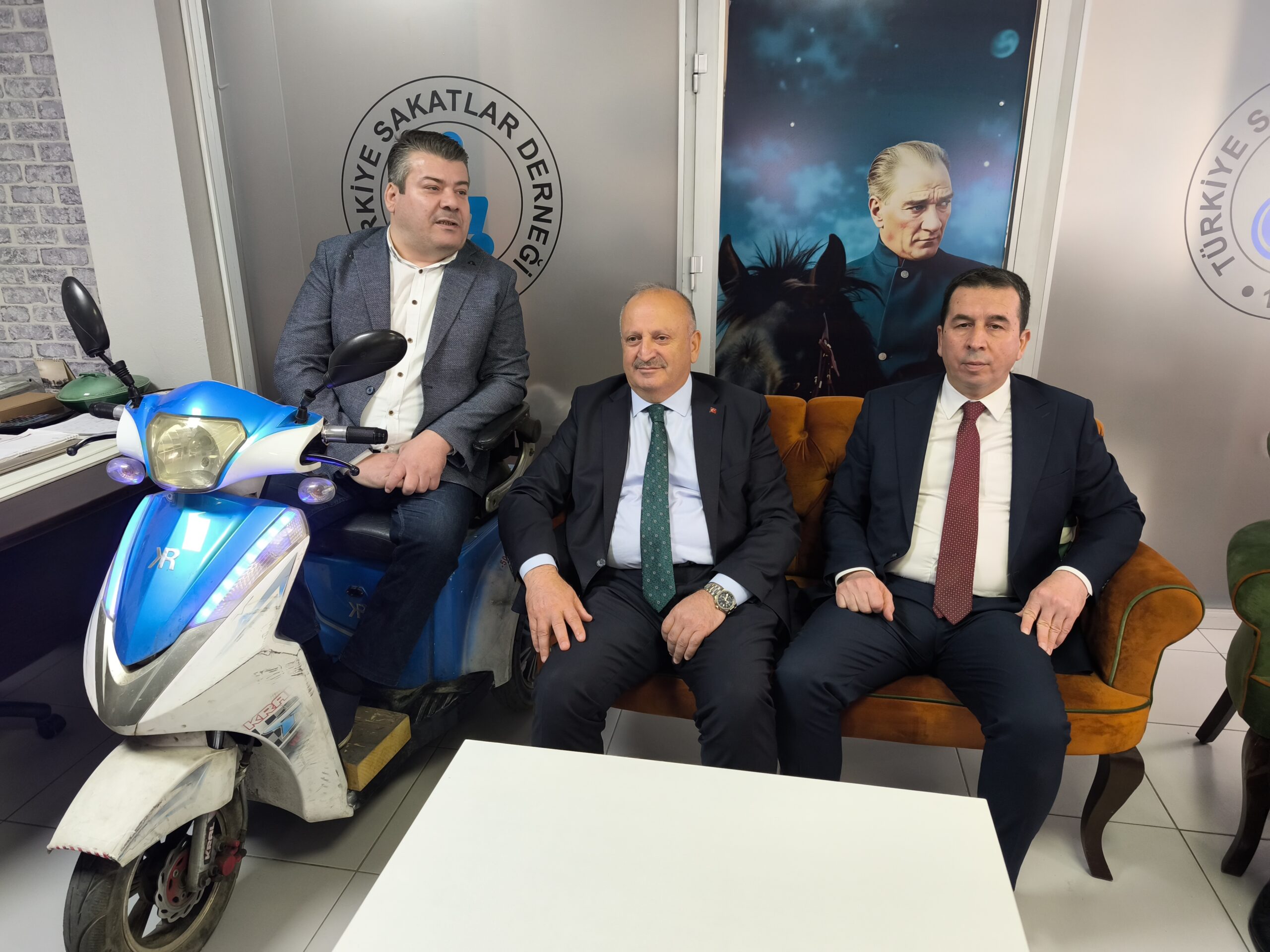 KAYMAKAM ISIK VE BASKAN TAVLIDAN ENGELLILER HAFTASI ZIYARETLERI 8 scaled 1