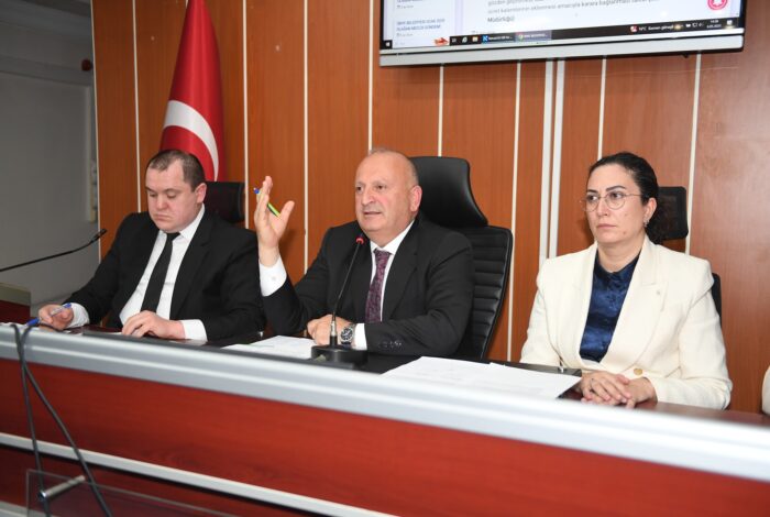 Meclis Üyelerinden Başkan Tavlı’ya Hizmet Teşekkürü MECLIS UYELERINDEN BASKAN TAVLIYA HIZMET TESEKKURU 3 700x470 1