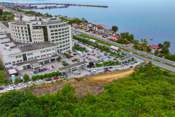 Ünye Belediyesi, Hastane Acil Girişinde Trafiği Rahatlatıyor UNYE BELEDIYESI HASTANE ACIL GIRISINDE TRAFIGI RAHATLATIYOR 2 700x470 1