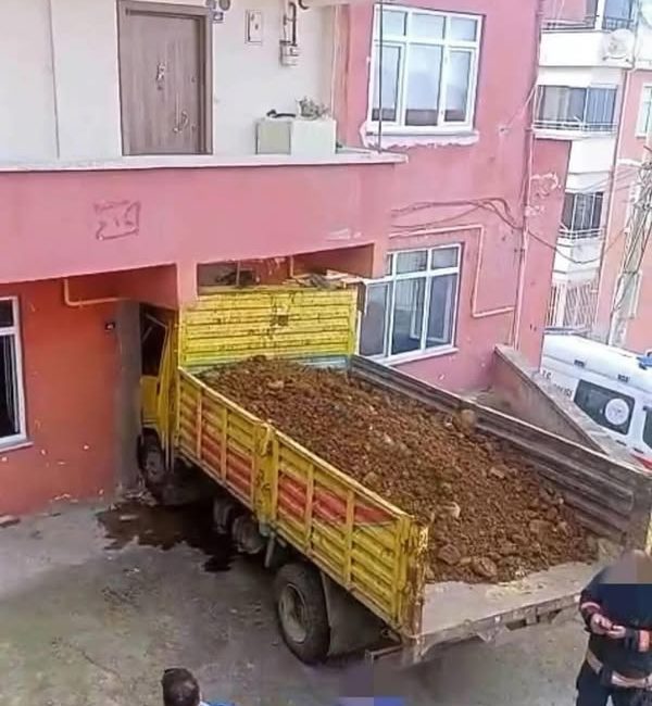 Ordu’nun Altınordu ilçesinde, freni boşalan hafriyat yüklü bir kamyon kontrolden