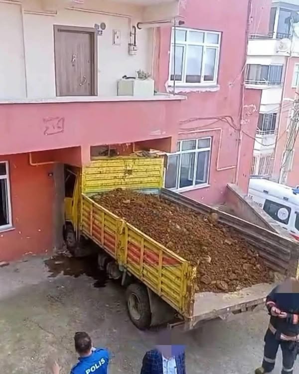 Kontrolden Çıkan Kamyon Eve Girdi altinordu kamyon eve girdi
