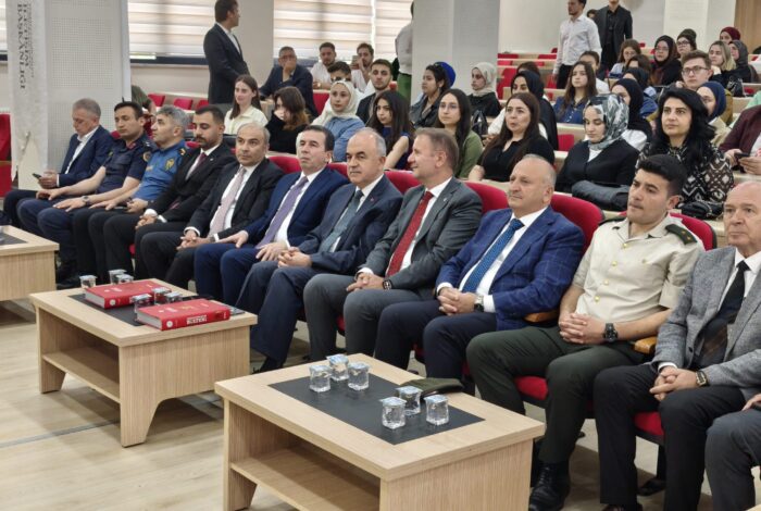 Ünye Belediye Başkanı Hüseyin Tavlı, du Üniversitesi Dezenformasyonla Mücadele Kulübü’nün
