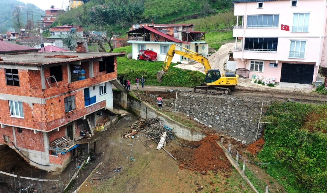 ÇAMAŞ VE GÜRGENTEPE İLÇELERİNE BAĞLANTI SAĞLAYAN YOLDA TAŞ DUVAR ÇALIŞMASI