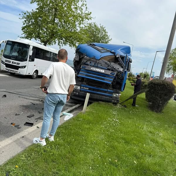 Fatsa Liman Kavşağı’nda Tır Kazası fatsa liman kavsagi kaza 1