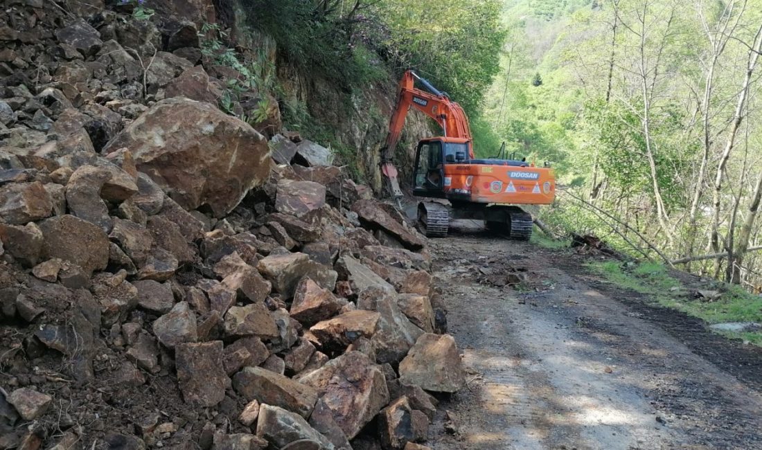YEŞİLADA MAHALLESİNDE 3 KM’LİK YOLDA YOL GENİŞLETME ÇALIŞMASI BAŞLADI