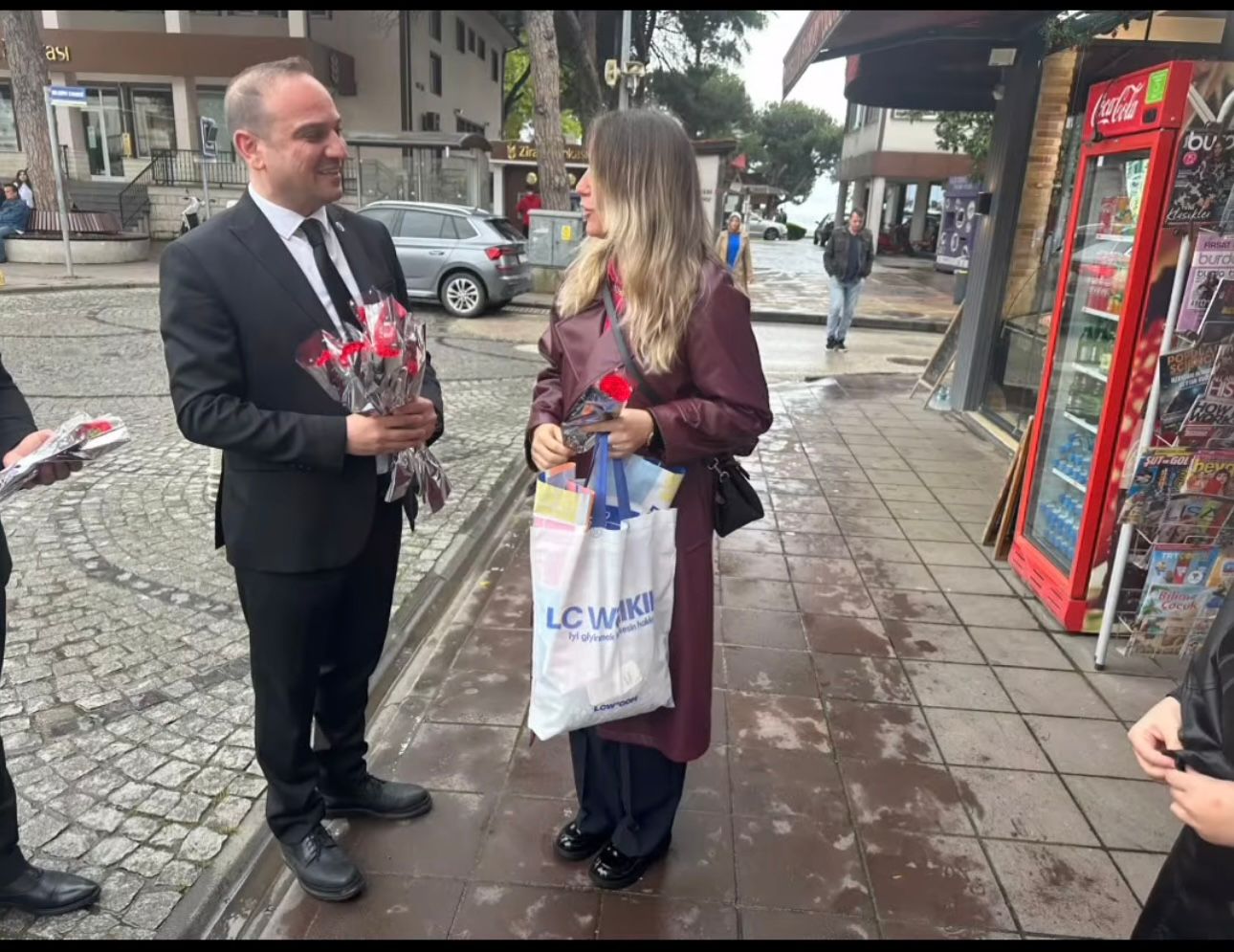 Serkan Güney’den Anneler Günü’nde Karanfil Dağıtımı unye anahtar partisi.jpg5