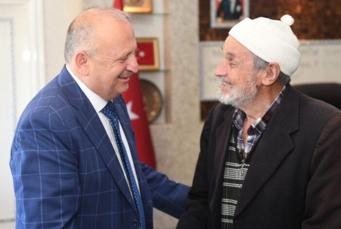 Ünye Belediye Başkanı Hüseyin Tavlı, halk günü buluşmasında vatandaşlarla bir