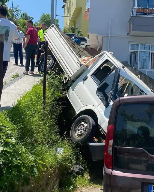 Seyir Halindeki Kamyonet, Park Halindeki Kamyonetin Üzerine Düştü fatsa trafik kazasi 1