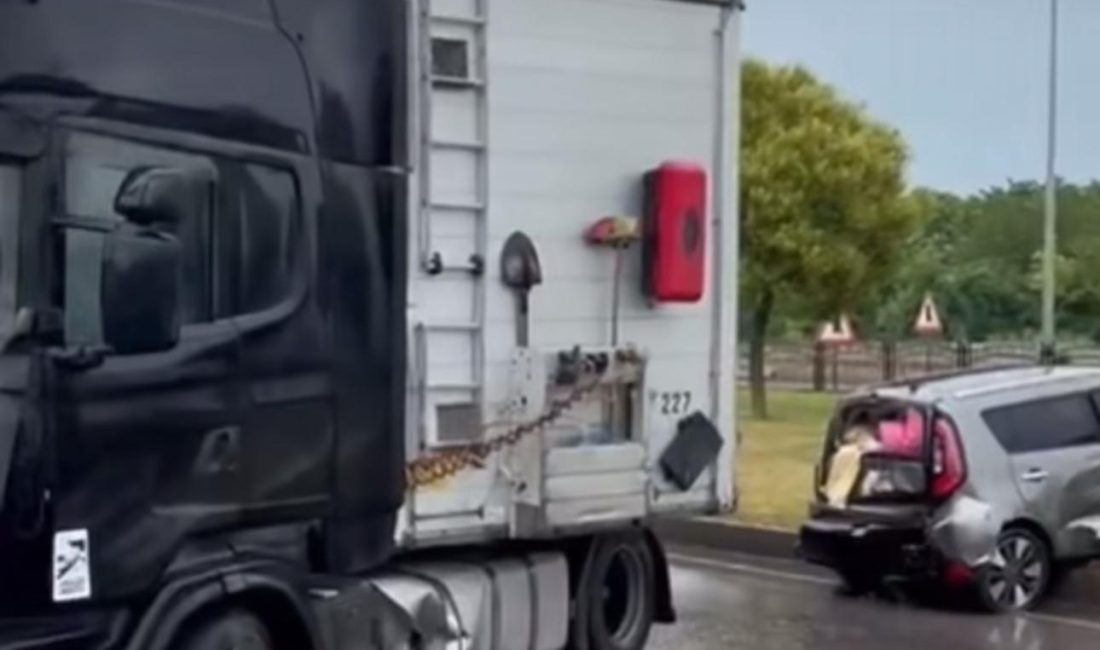 Ordu’nun Fatsa ilçesi Dolunay Mahallesi’nde tır ve otomobillerin karıştığı zincirleme