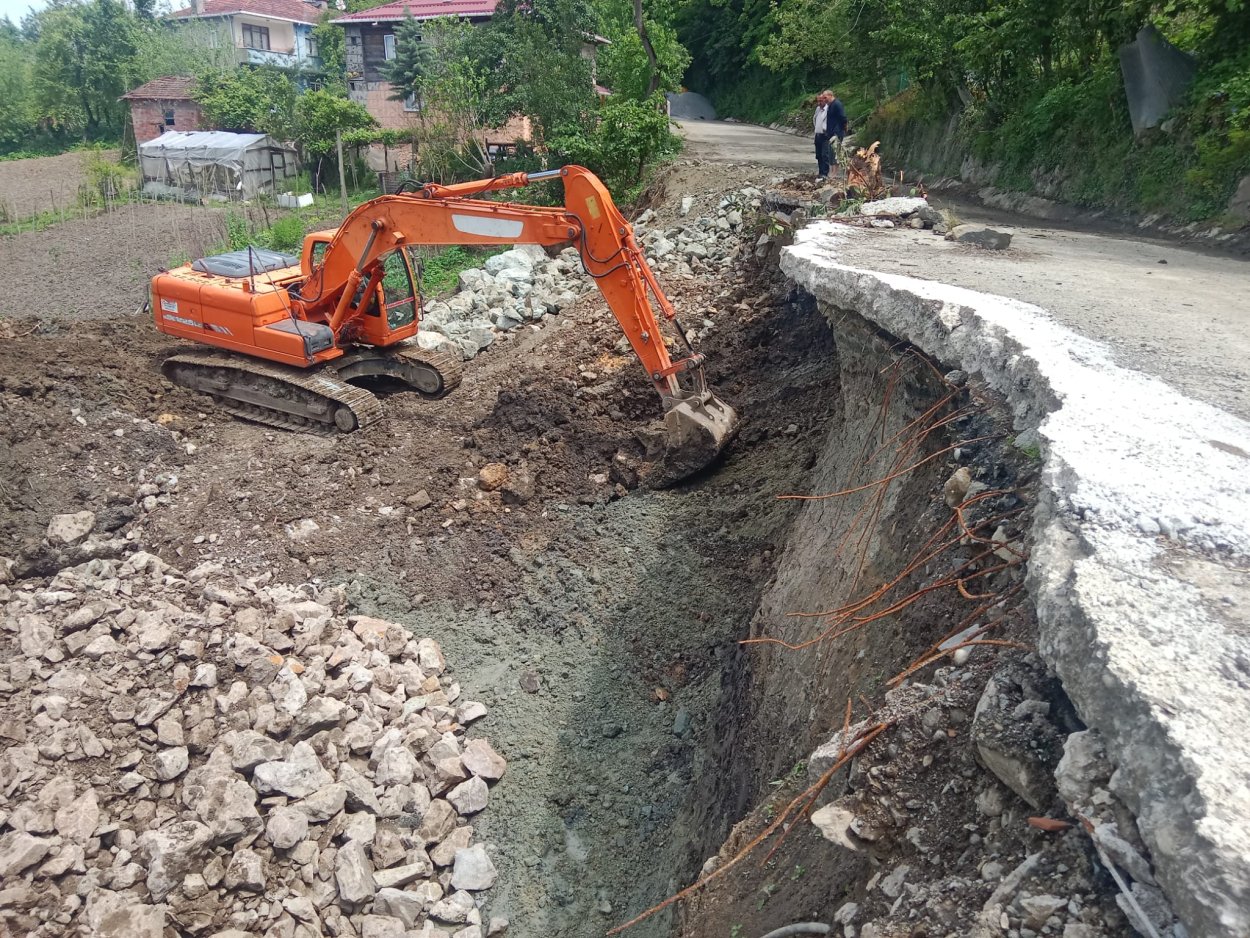 heyelan nedeniyle ulasima kapanan yollar acildi 7693