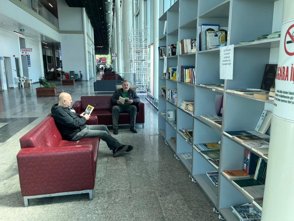yolcular otobuslerini kitap okuyarak bekliyor 205