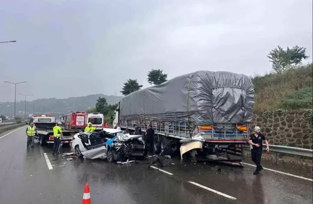 Ordu’nun Altınordu ilçesinde park halindeki tıra çarpan otomobilde bulunan 1