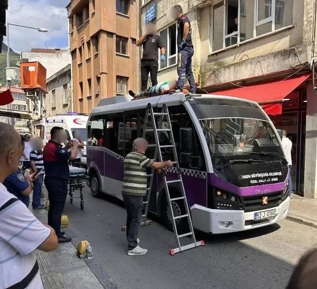 Sepetten Düşen İşçi Dolmuşun Üzerine Düştü IMG 3940