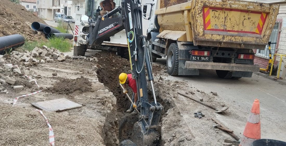 FATSA ŞEREFİYE’YE YAĞMUR SUYU HATTI HEM MAHALLE SAKİNLERİ HEM ESNAF