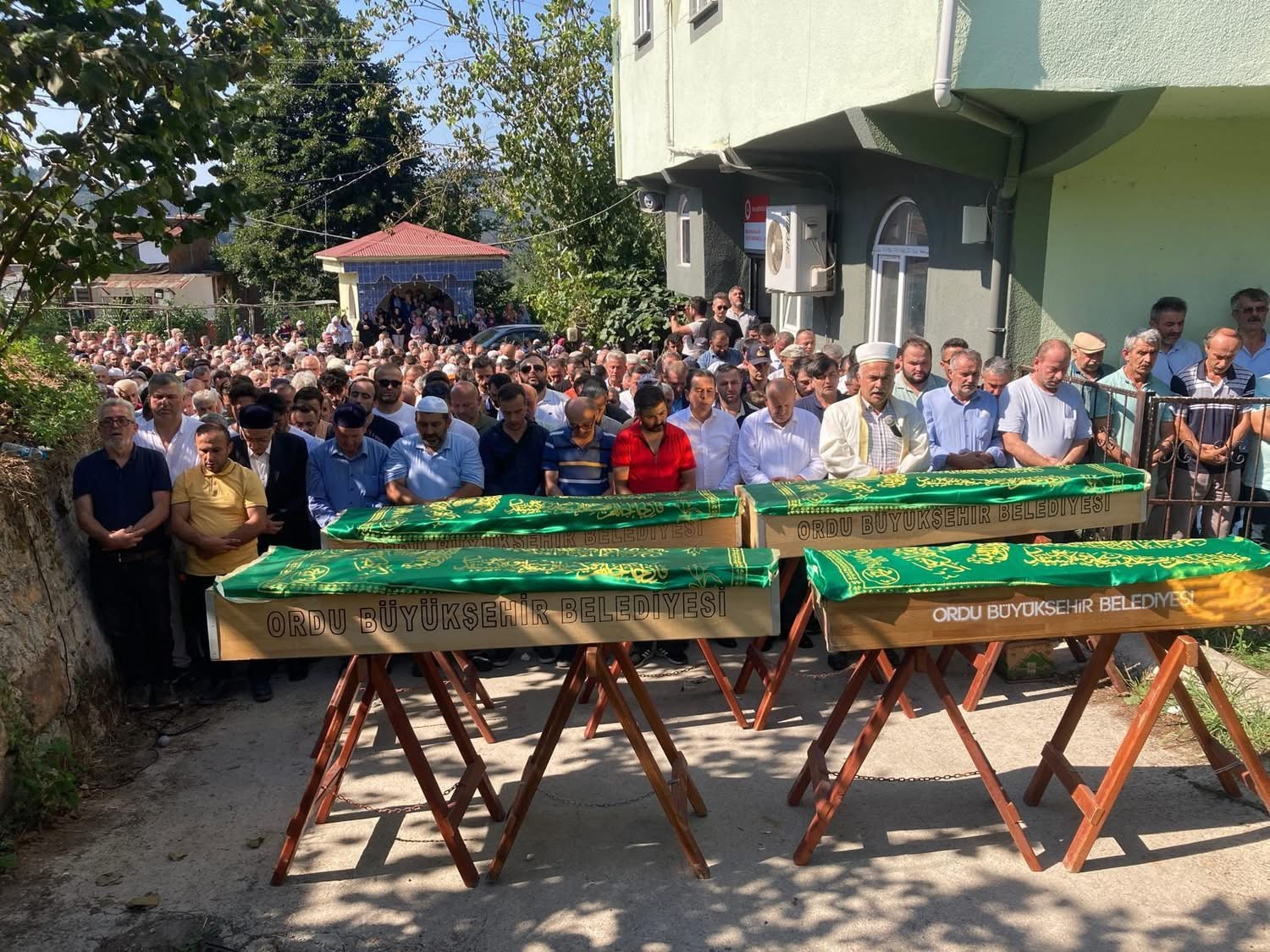 Ünye'de Pat Pat Kazasında Hayatını Kaybedenler Son Yolculuklarına Uğurlandı IMG 4366
