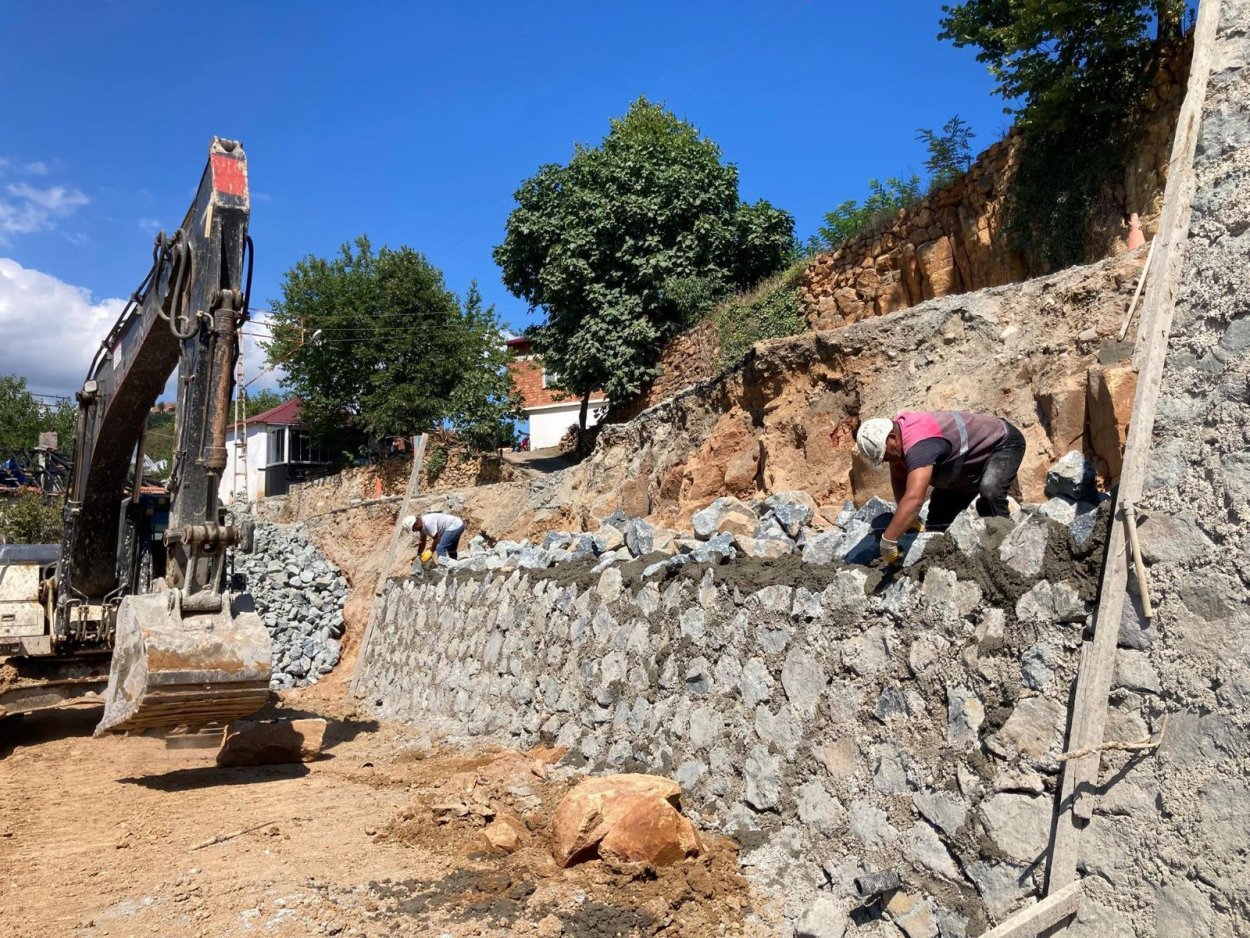 Ordu Büyükşehir Belediyesi Fatsa ilçesinde taş duvar çalışması gerçekleştiriyor buyuksehirden gecici degil kalici cozumler 9441