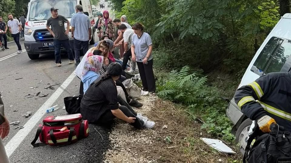 Ordu’nun Ünye ilçesinde servis minibüsü ile otomobilin çarpışması sonucu meydana