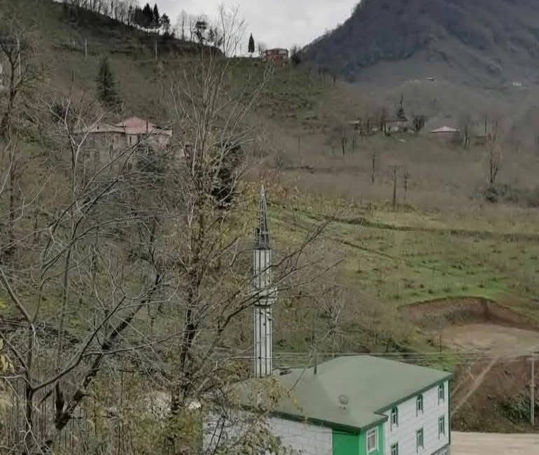 Yavaş Mahallesi'ndeki Caminin Camları Kurşunlandı
