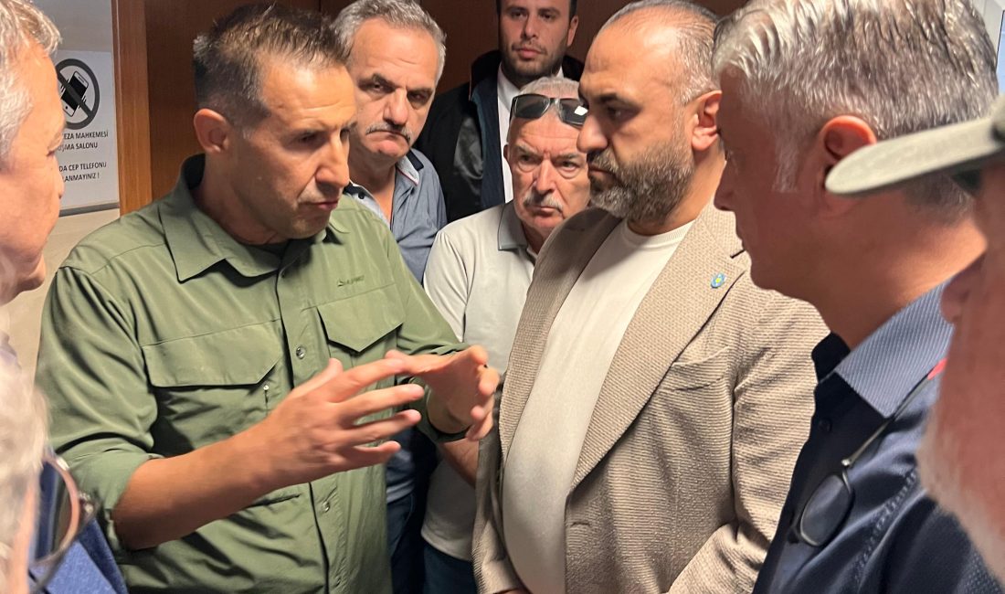 İYİ Parti Ordu İl Başkanı Fatih Titiz, Ordu Adliyesi önünde