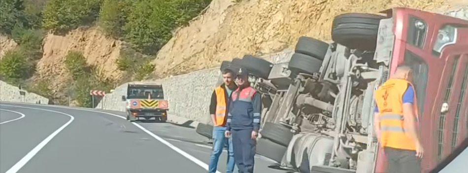 Ordu’da Tır Yan Yattı WhatsApp Image 2025 09 29 at 14.08.17
