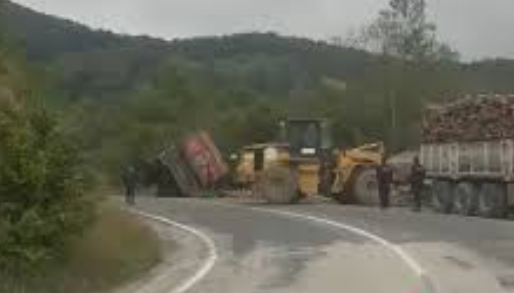 Akkuş-Ünye Karayolu’nda Tomruk Yüklü Kamyon Devrildi akkus